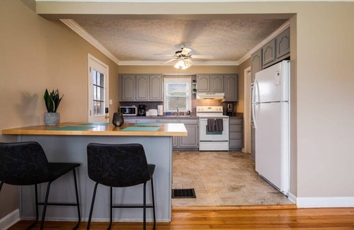Jeffersonville - Clarksville House | Colonial Village Retreat 2BR