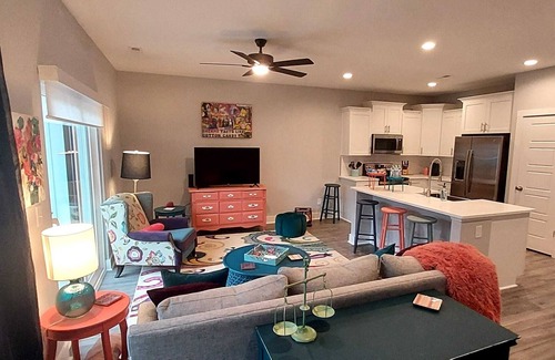 Clayton House | Color Your Stay Townhome Sleeps 8 / #10