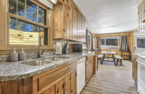 Cascade House | Colorado Mountain House - Views and a Hot Tub!
