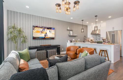 Katie Hill Neighborhood House | Coloratura - 2 Units w/Hot Tubs - Near Broadway