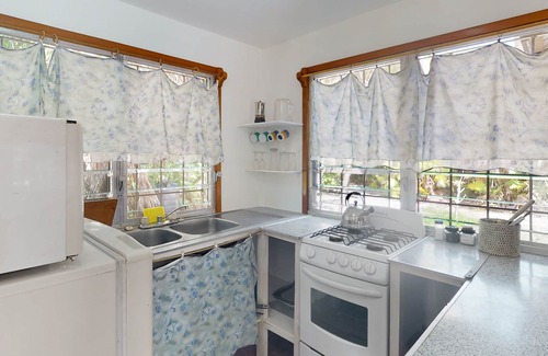 Placencia Cabin | Colorful and charming cabana with WiFi & partial AC - walk to beach