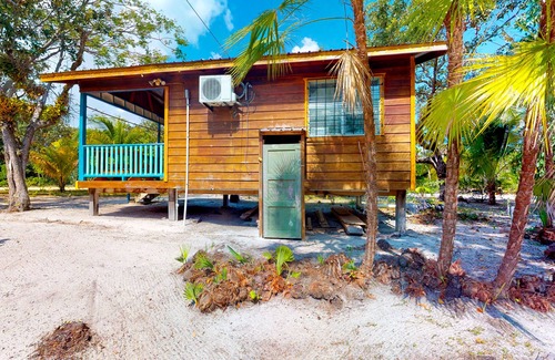 Placencia Cabin | Colorful and charming cabana with WiFi & partial AC - walk to beach
