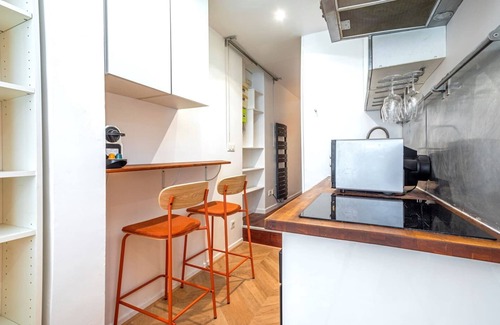 Combat Apartment | Colorful apartment near Buttes Chaumont