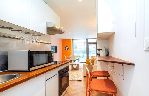 Combat Apartment | Colorful apartment near Buttes Chaumont