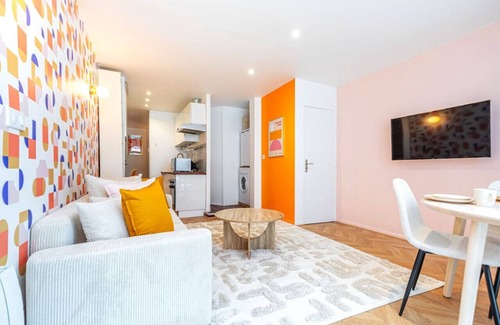 Combat Apartment | Colorful apartment near Buttes Chaumont