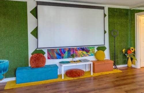 Downtown Atlanta Apartment | Colorful Atlanta Vacation Rental - Walk to Dtwn!
