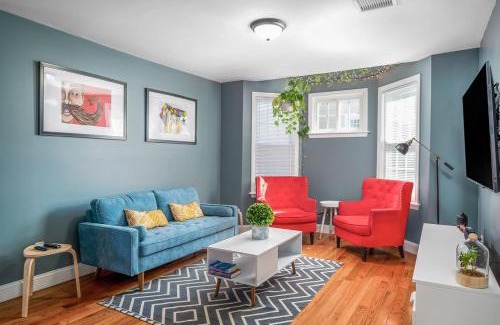 South Side Apartment | Colorful, Comfy & Modern - Close to NYC - Parking!
