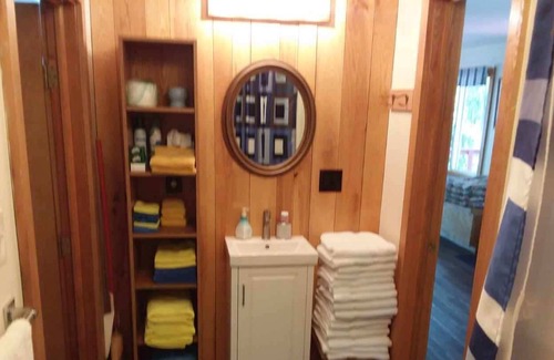Lake Ann Cottage | Colorful, Cozy Cottage on Pearl Lake