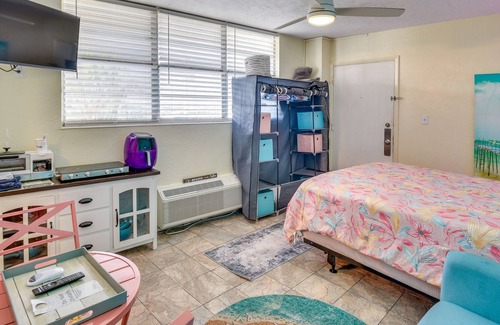 Bostwick Park Apartment | Colorful Daytona Beach Vacation Rental w/ Pools!