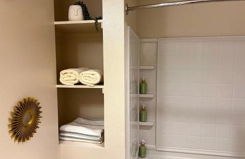 Mid-Wilshire Apartment | Colorful Mid-Wilshire Gem, Free Parking, Retro Modern Design 10mins to Cedars