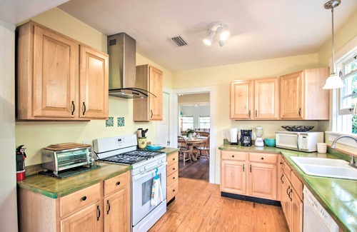 East Hill House | Colorful Pensacola Oasis: 1 Block to Bayview Park!
