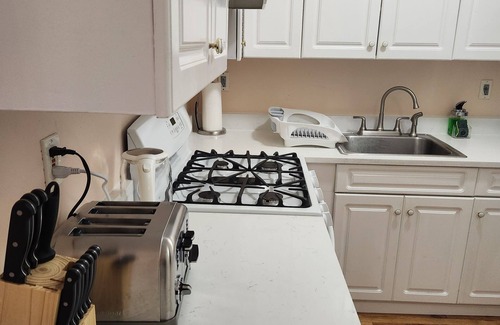 East New York House | Colorful Spacious 3 Bedroom with Free Wine