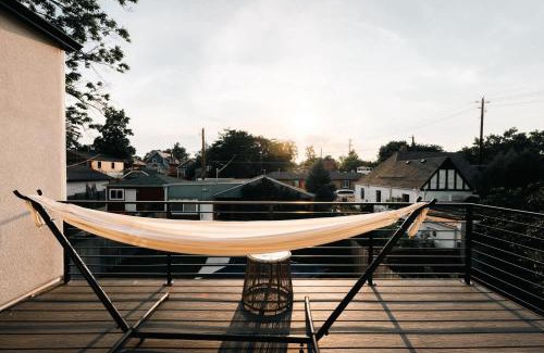Sunnyside House | Colorful Sunnyside Escape - Walk to Dining & Parks