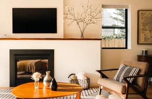 Sunnyside House | Colorful Sunnyside Escape - Walk to Dining & Parks