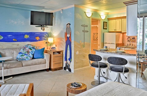 Virginia Beach Apartment | Colorful Virginia Beach Studio - Steps to Beach!