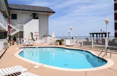 Virginia Beach Apartment | Colorful Virginia Beach Studio - Steps to Beach!