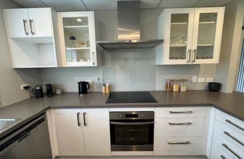 Whakamarama Apartment | Colourful Country Escape - Breakfast Included