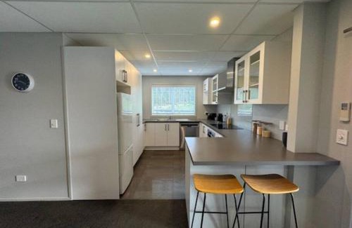 Whakamarama Apartment | Colourful Country Escape - Breakfast Included