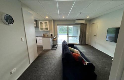 Whakamarama Apartment | Colourful Country Escape - Breakfast Included