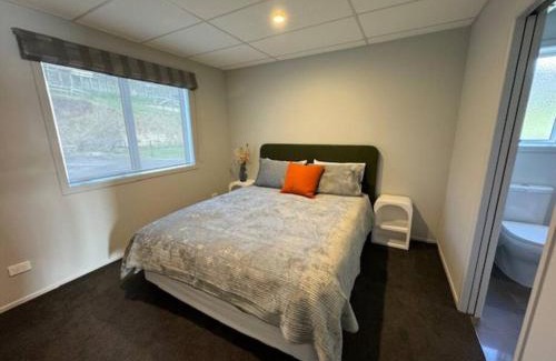 Whakamarama Apartment | Colourful Country Escape - Breakfast Included