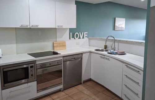 Garran Apartment | Colourful & Happy Apartment 3bd, 2bth @Garran