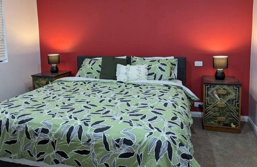 Garran Apartment | Colourful & Happy Apartment 3bd, 2bth @Garran