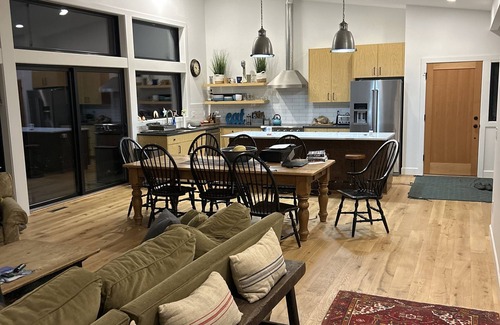 Mosier House | Columbia Gorge playground n Pickleball & Disc Golf wind-sports Biking Hiking