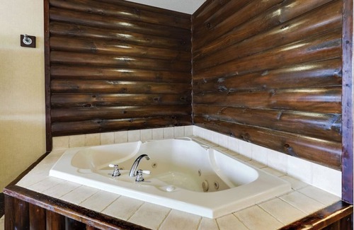 Columbia Hotel | Columbia's Cozy Haven! Heated Pool, Whiskey Bar & Themed Rooms