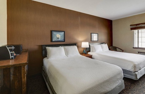 Columbia Hotel | Columbia's Welcoming Retreat with Rustic-Themed Rooms & Heated Pools