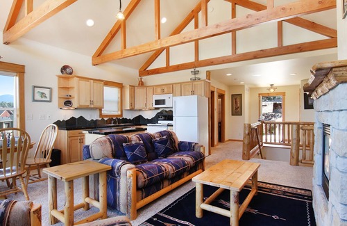 Estes Park Condo | Comanche Peak 39 - 2 Br Condo with 2 Fireplaces - Lake and Mountain Views