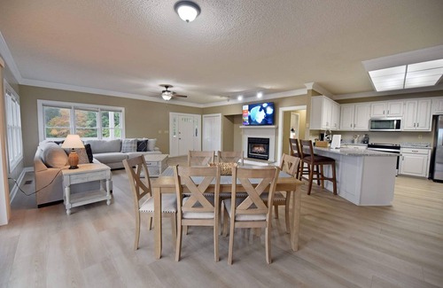 Ellijay Hotel | Combined Family Suite w/ Resort Pool + VIEWS