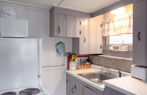 Ocean Park Condo | Come enjoy 7 miles of beaches in Sunny OOB in this 2 bedroom condo.