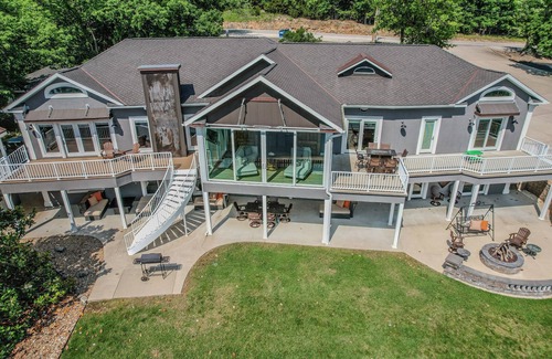 Lake Ozark House | Come Enjoy Autumn at the Lake – Luxury Home with Dock, Ramp & Relaxing Views