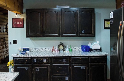 Jonesborough Cabin | Come Escape The Races In Our Cozy Cabin! Plenty Of Space To Explore, Work or Not