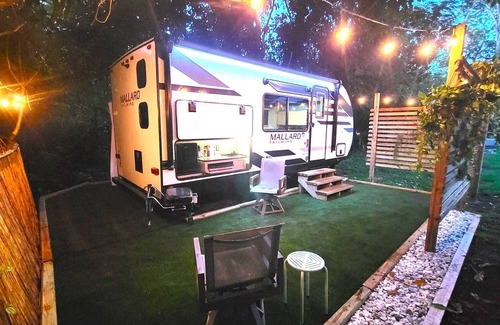 Woodford Park House | Come Glamping in this luxurious 2022 RV in DT FT MYERS, Very Private Space!
