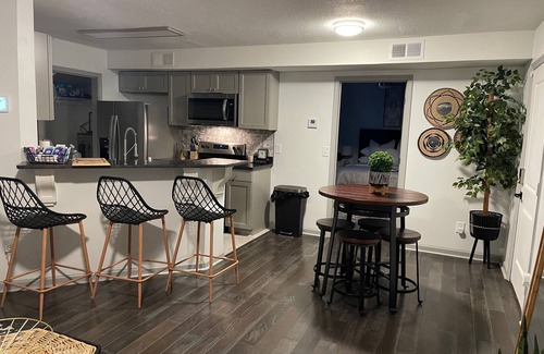 Chattanooga House | Come Relax and fall in love with your home away from home in this lovely, cozy completed renovated house. This home has a side deck along with a huge back yard. This house is centrally located in Downtown Chattanooga, all the while being conveniently a.