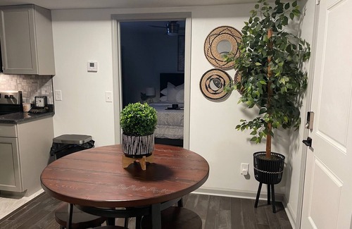 Chattanooga House | Come Relax and fall in love with your home away from home in this lovely, cozy completed renovated house. This home has a side deck along with a huge back yard. This house is centrally located in Downtown Chattanooga, all the while being conveniently a.