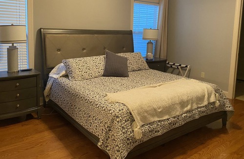 Huntsville House | Come Stay in a Five Star House. Pet Friendly with no Pet Fee