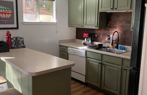 Glencoe House | Come stay & play in our family-friendly cabin.your very own mountain getaway!