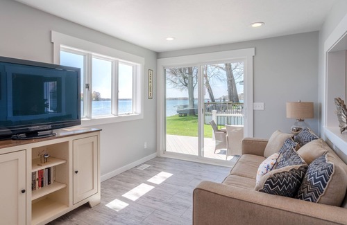 Middleville House | Come stay right on Gun Lake! Lake toys included! Dock your boat or rent ours!