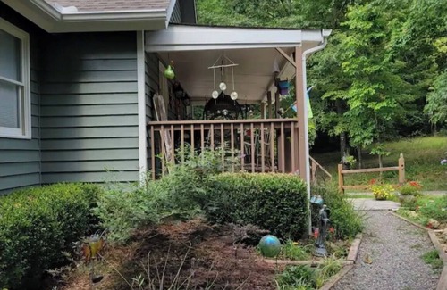 Hiawassee House | Come to Serenity Cove nestled in the mountains and near beautiful Lake Chatuge.