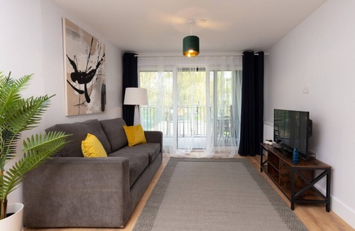 Walworth Apartment | Comely Deluxe South Central Apartment