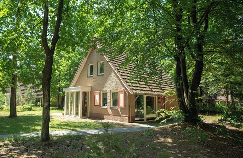 't Loo House | Comfort 6-person children's bungalow in the holiday park Landal Landgoed 't Loo