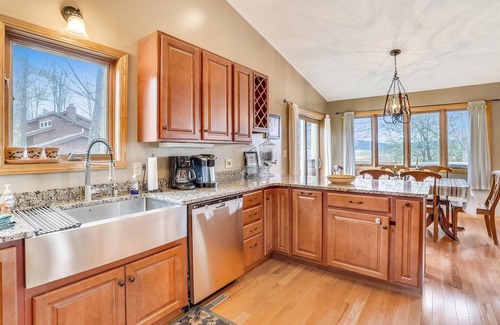 Timberline House | Comfort and beautiful views combine to create GREAT! Come perch at Crows Nest