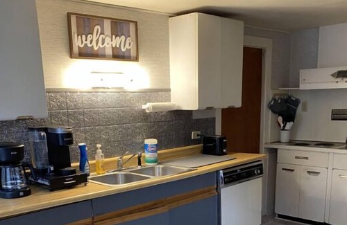 Hillsgrove Cabin | Comfort and Convenience! Parking, Pets Allowed, Close to Worlds End State Park