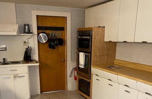Hillsgrove Cabin | Comfort and Convenience! Parking, Pets Allowed, Close to Worlds End State Park