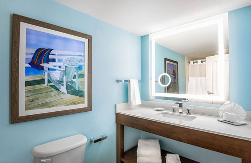 Osage Beach Hotel | Comfort and Convenience! Free Parking, Pool, Near Main Street Music Hall