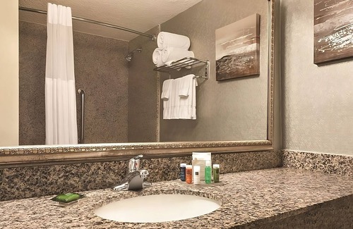 Fort Worth Hotel | Comfort and Convenience! On-Site Restaurant, Free Parking, Indoor Pool