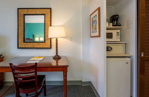 Ala Moana House | Comfort and Convenience! Pets Allowed, Onsite Pool, Close to Hobron Ln Park