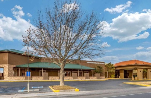 Roswell House | Comfort and Convenience! 4 Relaxing Units, Free Breakfast, Pet-friendly